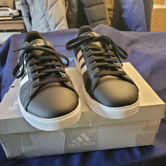 Man's Adidas Sneakers - Picture 3 of 9
